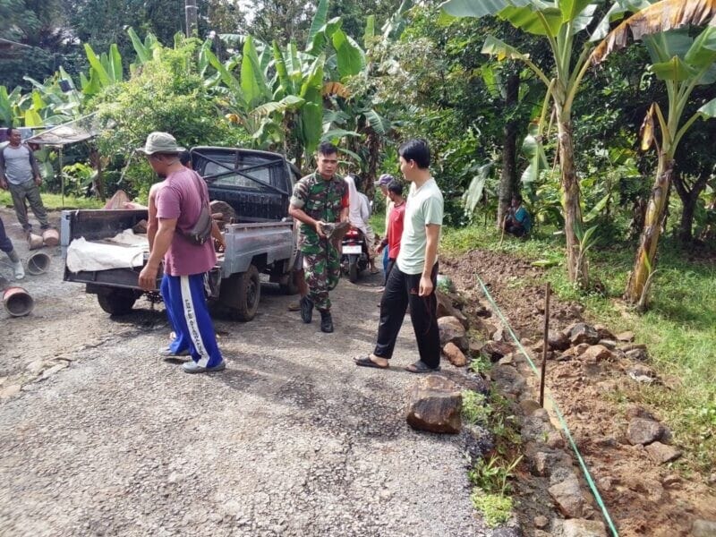 BABINSA KORAMIL 2201/CISOLOK LAKSANAKAN KARYA BAKTI PEMBERSIHAN JALAN BERSAMA WARGA 7