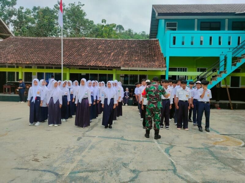 BATITUUD KORAMIL 2209/LENGKONG BERIKAN PEMBINAAN BARIS-BERBARIS KEPADA SISWA MTs ASSOBANDIYAH 6