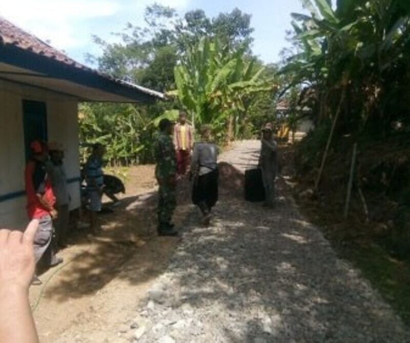 BABINSA KORAMIL 2211/SAGARANTEN LAKSANAKAN KARYA BAKTI PERBAIKAN JALAN DI DESA GUNUNGBENTANG 5