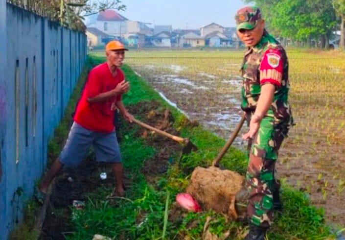 BABINSA KORAMIL 2206/PARAKANSALAK LAKSANAKAN KARYA BAKTI PEMBERSIHAN PARIT DI DESA PARAKANSALAK 3