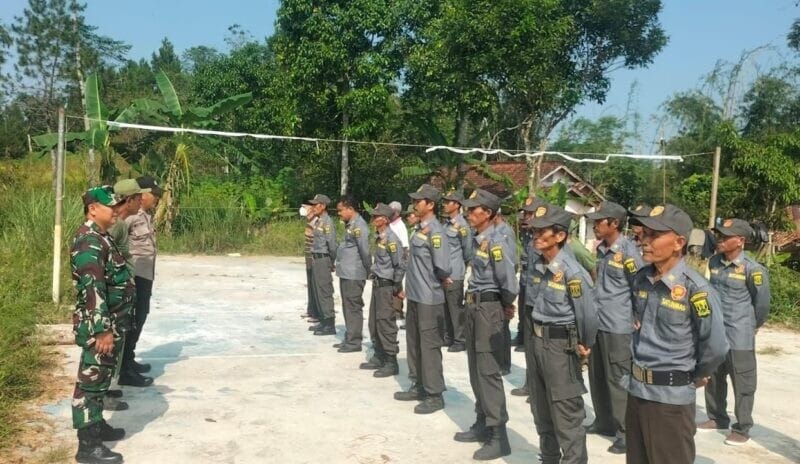 BABINSA KORAMIL 2207/JAMPANGTENGAH LAKSANAKAN WASBANG DAN PELATIHAN LINMAS DI DESA NEGLASARI 2