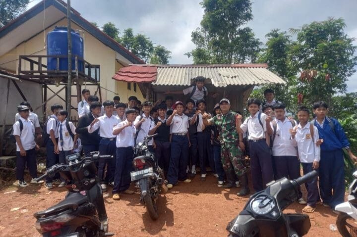 BABINSA KORAMIL 2210/PABUARAN BERIKAN MATERI WASBANG KEPADA SISWA SMPN PASIR KOPEAH 1