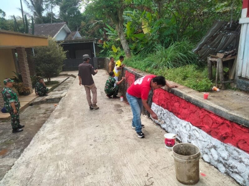 Babinsa Koramil 2208/Nyalindung Bersama Warga Laksanakan Pengecatan Tembok Sambut Lomba Kampung Pancasila 9