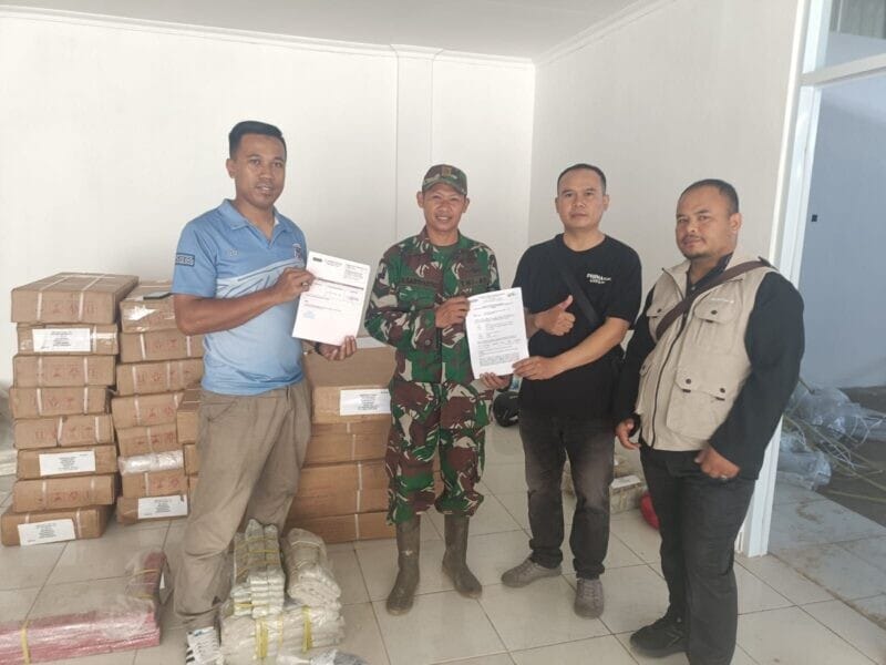 BABINSA KORAMIL 2211/SAGARANTEN LAKSANAKAN KOMSOS BERSAMA WARGA DI DESA SINDANGRAJA 8