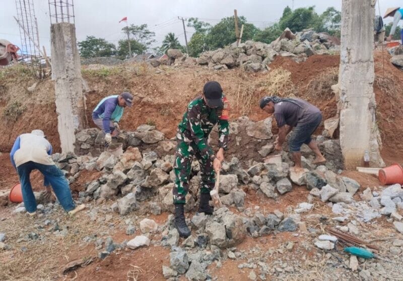 BABINSA KORAMIL 2209/LENGKONG GOTONG ROYONG BANGUN TPT BERSAMA WARGA DI DESA TEGALLEGA 5