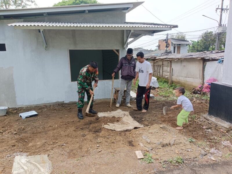 BABINSA KORAMIL 2206/PARAKANSALAK LAKSANAKAN KARYA BAKTI PEMBERSIHAN JALAN DI DESA BOJONGASIH 4
