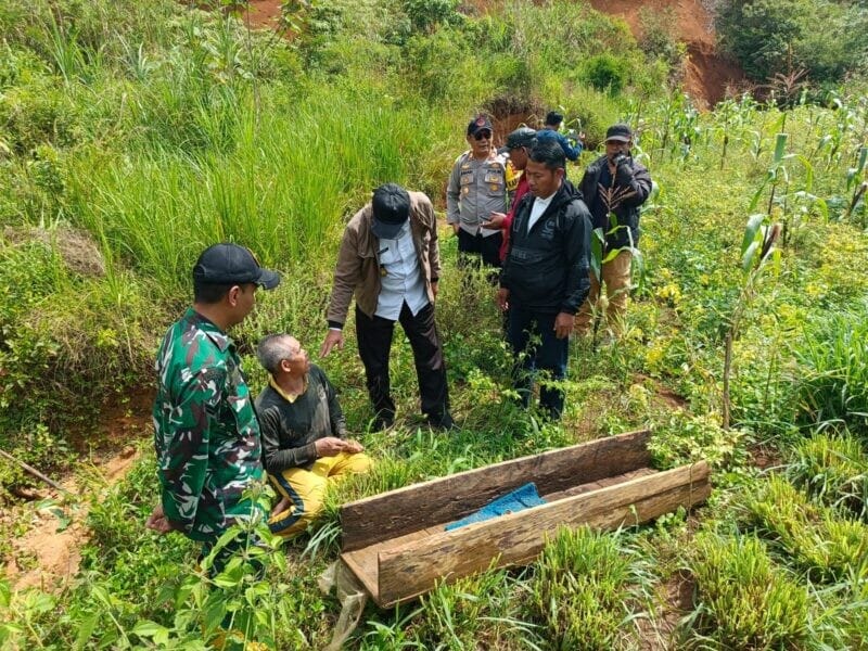 Babinsa Koramil 2209/Lengkong Bersama Forkopimcam Tertibkan Penambangan Ilegal di Aliran Sungai Desa Cilangkap 1