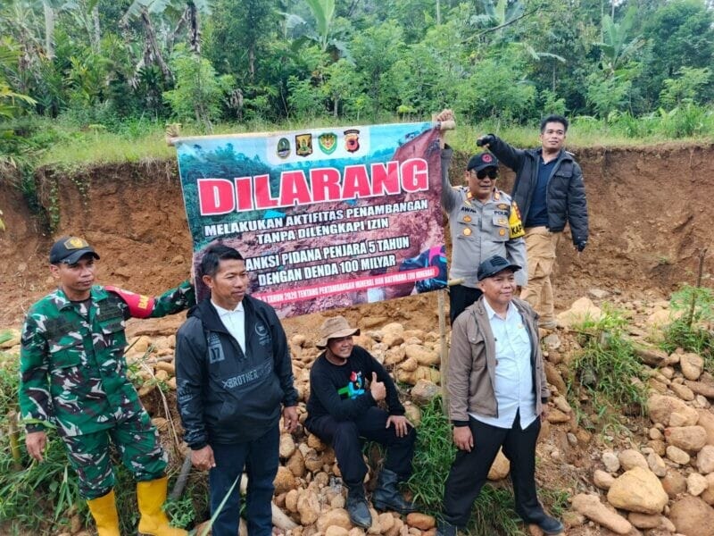 Babinsa Koramil 2209/Lengkong Bersama Forkopimcam Tertibkan Penambangan Ilegal di Aliran Sungai Desa Cilangkap 1