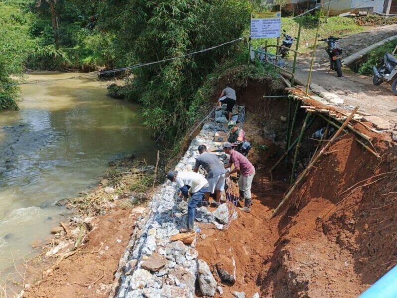 BABINSA KORAMIL 2207/JAMPANGTENGAH BERSAMA WARGA LAKSANAKAN KARYA BAKTI PEMBUATAN TPT DI DESA CIMERANG 1 BABINSA KORAMIL 2207/JAMPANGTENGAH BERSAMA WARGA LAKSANAKAN KARYA BAKTI PEMBUATAN TPT DI DESA CIMERANG