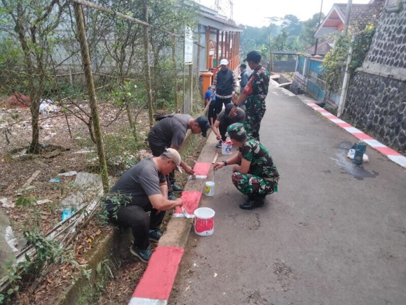 Babinsa Koramil 2208/Nyalindung Laksanakan Pengecatan Ban Bahu Jalan untuk Persiapan Kampung Pancasila 1 Babinsa Koramil 2208/Nyalindung Laksanakan Pengecatan Ban Bahu Jalan untuk Persiapan Kampung Pancasila