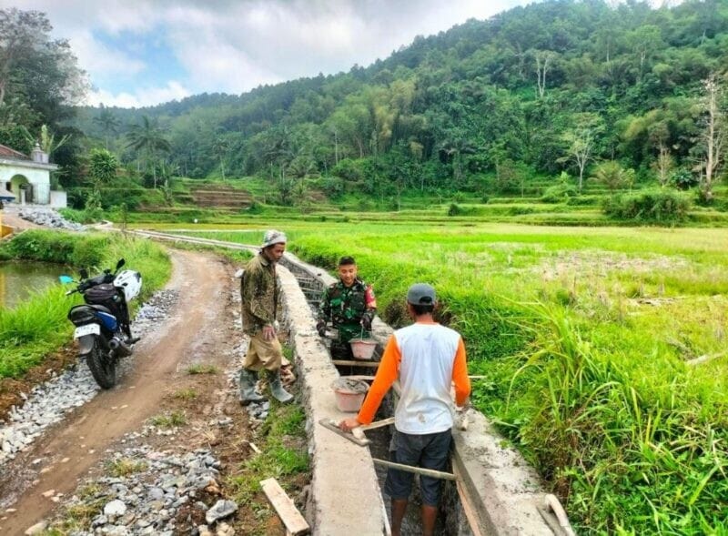 BABINSA KORAMIL 2211/SAGARANTEN BERSAMA WARGA LAKSANAKAN KARYA BAKTI PERBAIKAN SALURAN IRIGASI DI DESA BOJONGTUGU 8