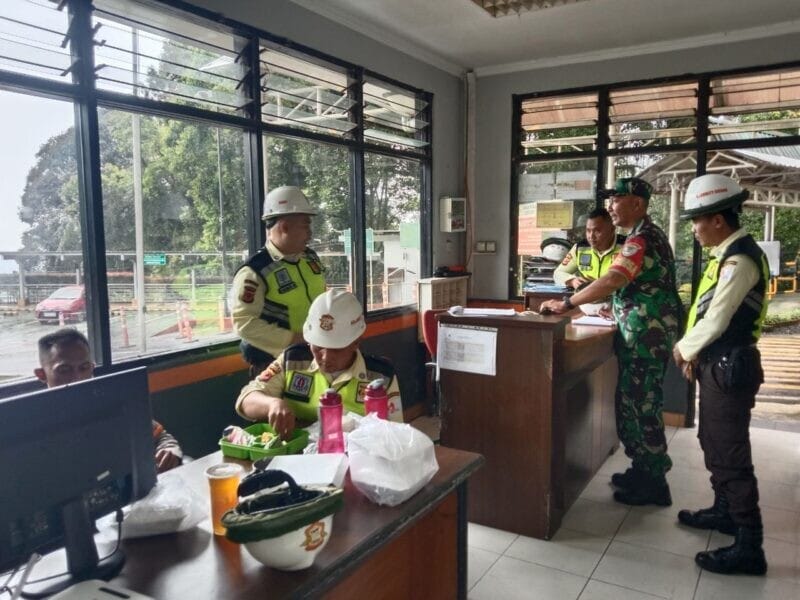 Babinsa Koramil 2205/Kalapanunggal Laksanakan Patroli Keamanan di PT Star Energy Gunung Salak 1 Babinsa Koramil 2205/Kalapanunggal Laksanakan Patroli Keamanan di PT Star Energy Gunung Salak