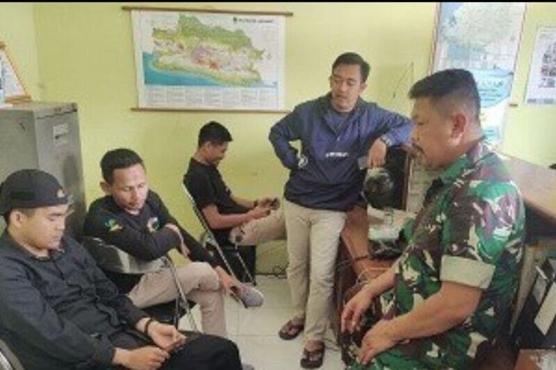 BABINSA KORAMIL 2211/SAGARANTEN LAKSANAKAN KOMSOS BERSAMA TOKOH PEMUDA DI DESA PUNCAK MANGGIS 1 BABINSA KORAMIL 2211/SAGARANTEN LAKSANAKAN KOMSOS BERSAMA TOKOH PEMUDA DI DESA PUNCAK MANGGIS