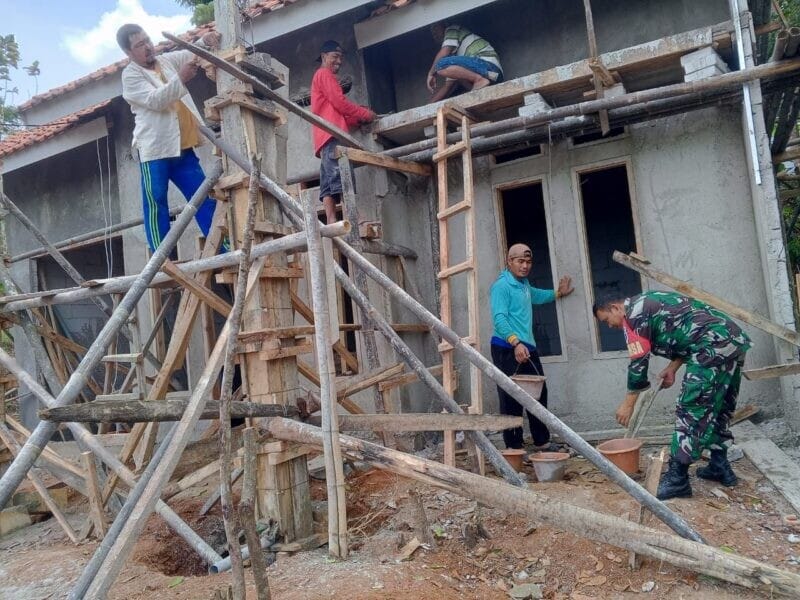 BABINSA KORAMIL 2213/JAMPANGKULON LAKSANAKAN BAKTI BERSAMA WARGA DI DESA BINAAN 1 BABINSA KORAMIL 2213/JAMPANGKULON LAKSANAKAN BAKTI BERSAMA WARGA DI DESA BINAAN