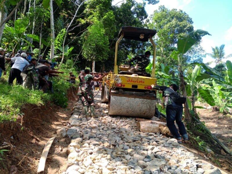 BABINSA KORAMIL 2202/PALABUHANRATU LAKSANAKAN KARYA BAKTI PERBAIKAN JALAN DI KAMPUNG GOBANG 1 BABINSA KORAMIL 2202/PALABUHANRATU LAKSANAKAN KARYA BAKTI PERBAIKAN JALAN DI KAMPUNG GOBANG
