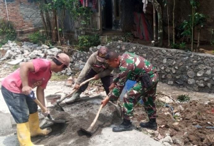 BABINSA KORAMIL 2205/KALAPANUNGGAL BERSAMA WARGA LAKSANAKAN BAKTI PERBAIKAN TPT DI DESA CIANAGA 10
