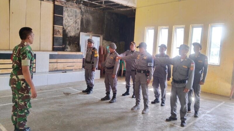 Babinsa Koramil 2215/Ciemas Berikan Pembinaan Satlinmas di Desa Mandrajaya 8