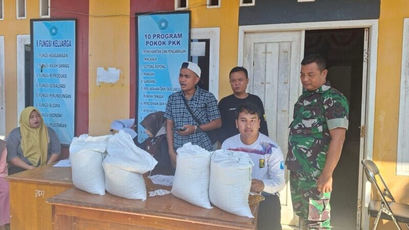 BABINSA KORAMIL 2213/JAMPANGKULON DAMPINGI PENYALURAN BANTUAN PANGAN UNTUK 776 KPM DI DESA CIKARANG 11
