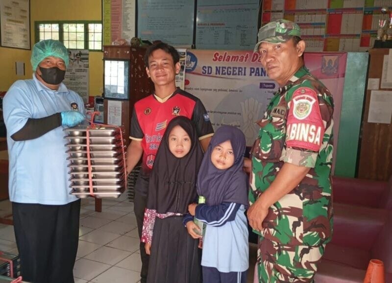 BABINSA KORAMIL 2212/TEGALBULEUD DAMPINGI KEGIATAN MAKAN BERGIZI GRATIS BAGI ANAK SEKOLAH DI DESA SUMBERJAYA 10