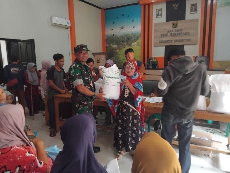 BABINSA KORAMIL 2208/NYALINDUNG DAMPINGI PENYALURAN BANTUAN PANGAN BERAS NASIONAL DI DESA KARANGJAYA 9