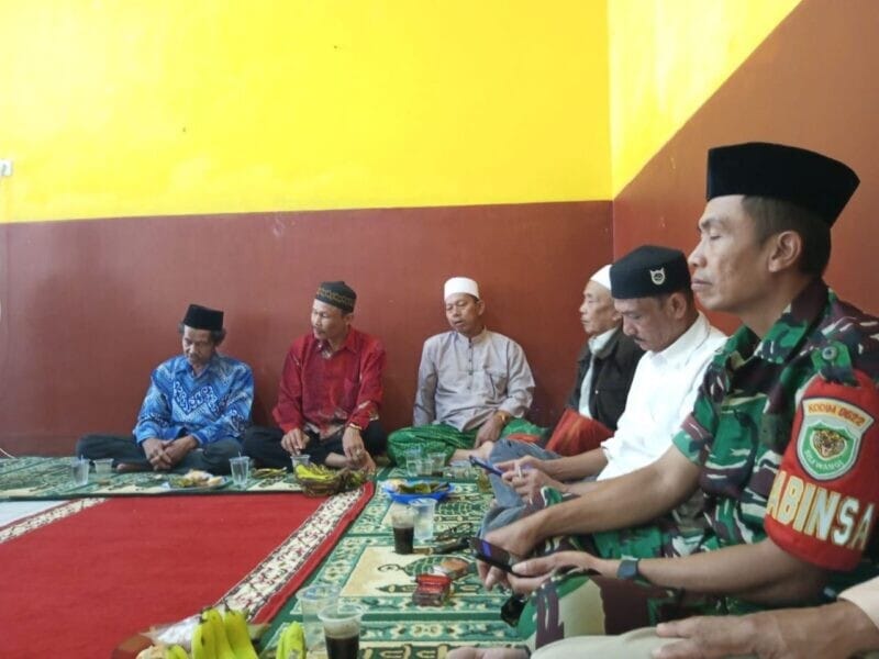 Babinsa Desa Cijangkar Hadiri Kegiatan Sariyahan dan Pengajian Rutin Bulanan Desa 3