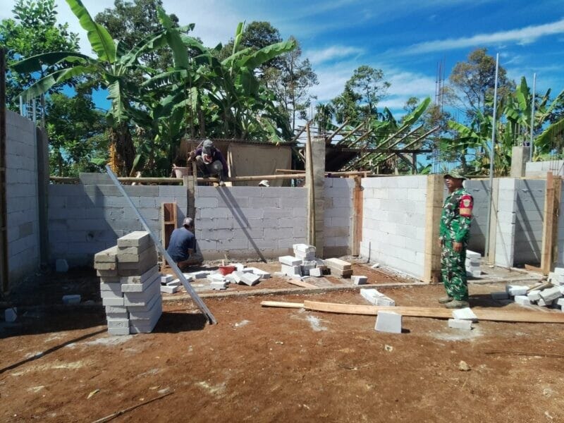 BABINSA KORAMIL 2206/PARAKANSALAK LAKSANAKAN PENGAWASAN PEMBANGUNAN KDKMP DI DESA SUKATANI 10