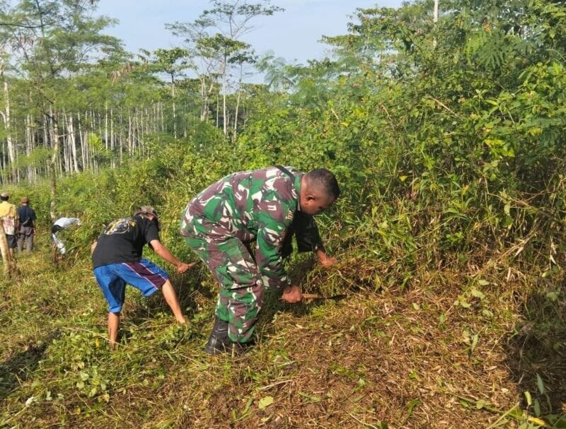 BABINSA KORAMIL 2207/JAMPANGTENGAH LAKSANAKAN KARYA BAKTI PEMBERSIHAN JALAN DI DESA BOJONGTIPAR 8