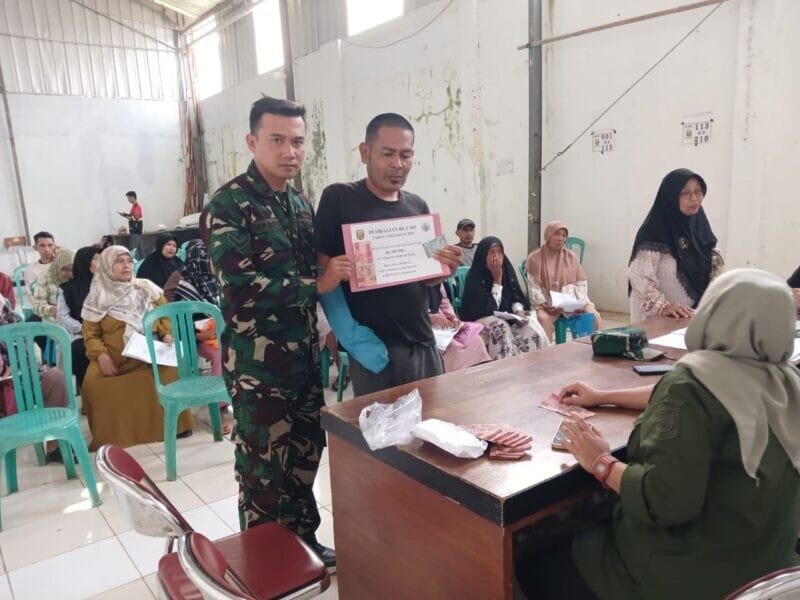 Babinsa Koramil 2208/Nyalindung Dampingi Penyaluran BLT di Desa Nyalindung 11