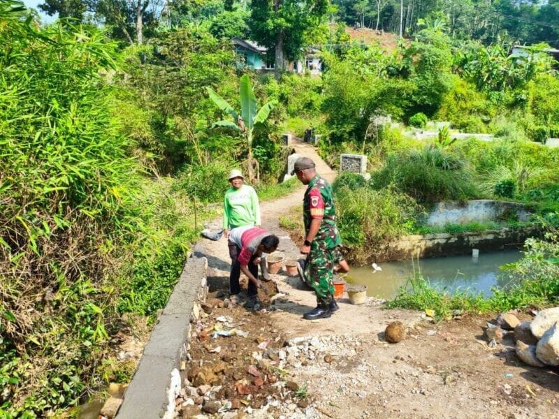 Babinsa Desa Kadununggal Gotong Royong Bangun TPT dan Pengecoran Jalan Bersama Warga 9