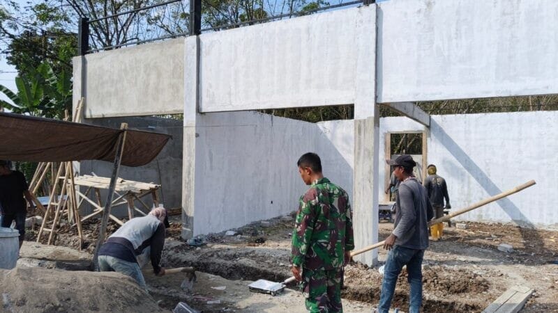 Babinsa Koramil 2202/Palabuhanratu Laksanakan Pengawasan Pembangunan Koperasi di Desa Tonjong 7