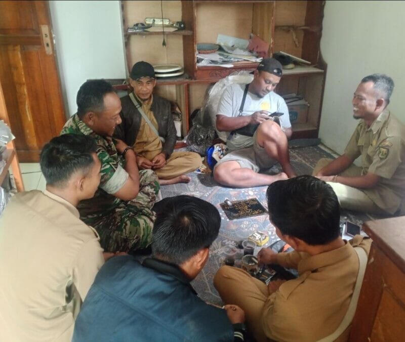 BABINSA KORAMIL 2211/SAGARANTEN LAKSANAKAN KOMSOS BERSAMA WARGA DESA SINDANGRAJA 4