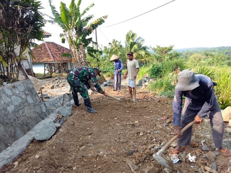 Babinsa Koramil 2215/Ciemas Laksanakan Karya Bakti Perbaikan Jalan di Desa Tamanjaya 2