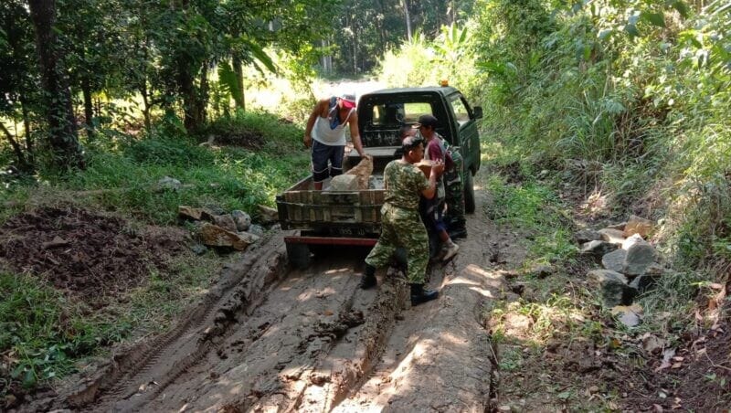 Karya Bakti Babinsa di Desa Mekarasih, Wujudkan Peningkatan Infrastruktur Jalan Desa 1