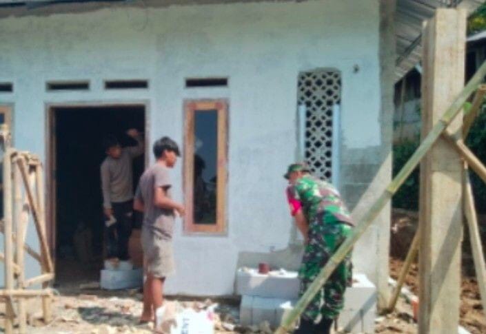 Babinsa Koramil 2206/Parakansalak Laksanakan Karya Bakti Perbaikan Majelis Ta’lim di Desa Lebaksari