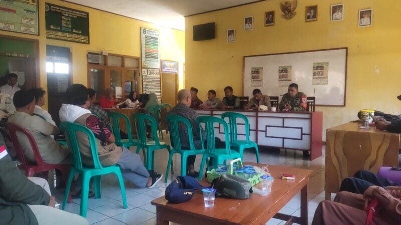 BABINSA KORAMIL 2213/JAMPANGKULON HADIRI RAPAT LKD DI DESA BOJONGSARI 1 BABINSA KORAMIL 2213/JAMPANGKULON HADIRI RAPAT LKD DI DESA BOJONGSARI