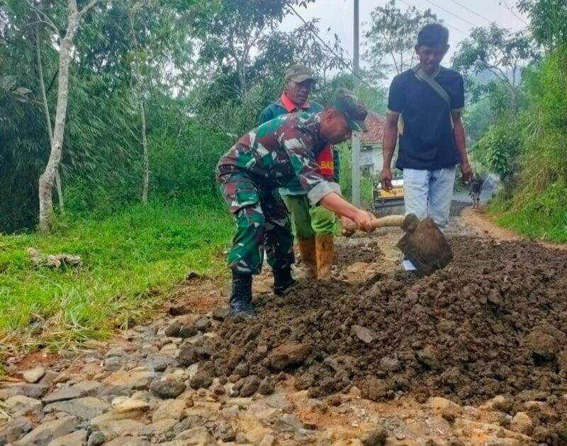 BABINSA KORAMIL 2209/LENGKONG BERSAMA WARGA LAKSANAKAN KARYA BAKTI PERKERASAN JALAN DI DESA CILANGKAP 4