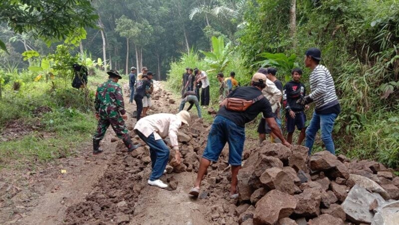 BABINSA KORAMIL 2202/PALABUHANRATU BERSAMA WARGA LAKSANAKAN KARYA BAKTI PENGERASAN JALAN DI DESA MEKARASIH 3