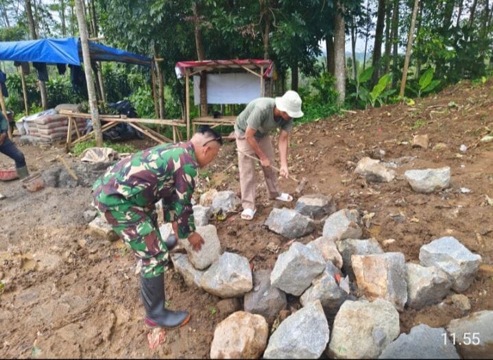 Babinsa Koramil 2206/Parakansalak Laksanakan Karya Bakti Perbaikan Jalan di Desa Bojonglongok 2