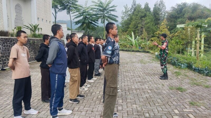 BABINSA KORAMIL 2208/NYALINDUNG LATIH KEDISIPLINAN SANTRI MELALUI PELATIHAN PBB 1 BABINSA KORAMIL 2208/NYALINDUNG LATIH KEDISIPLINAN SANTRI MELALUI PELATIHAN PBB