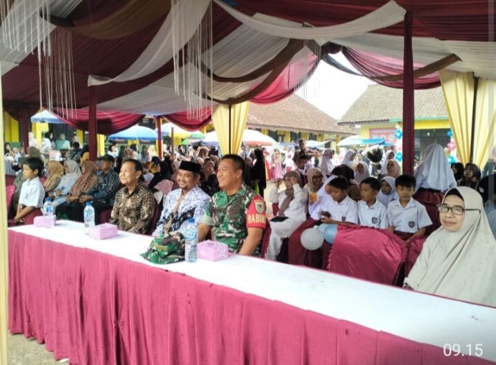 BABINSA KORAMIL 2206/PARAKANSALAK HADIRI ACARA PERPISAHAN SISWA KELAS IX SDN 2 PARAKANSALAK 1 BABINSA KORAMIL 2206/PARAKANSALAK HADIRI ACARA PERPISAHAN SISWA KELAS IX SDN 2 PARAKANSALAK