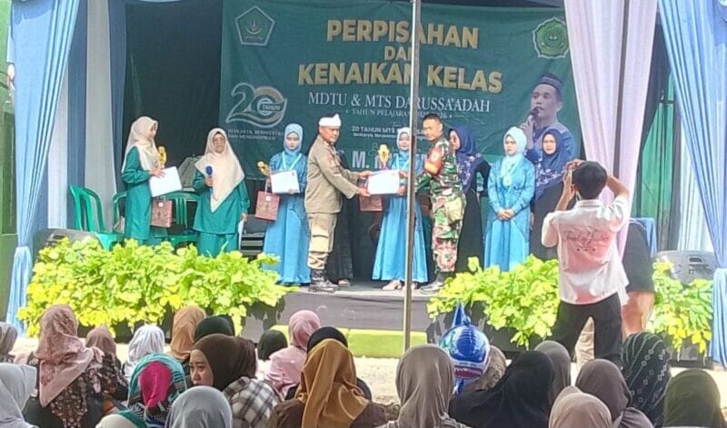 BABINSA DESA MAKASARI HADIRI ACARA KENAIKAN KELAS DAN PELEPASAN SISWA MDTS DARUSA'ADAH 1 BABINSA DESA MAKASARI HADIRI ACARA KENAIKAN KELAS DAN PELEPASAN SISWA MDTS DARUSA'ADAH
