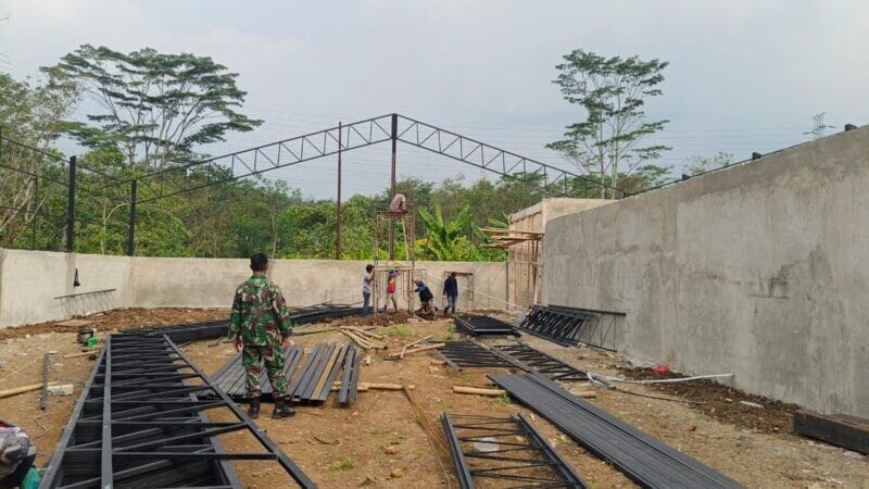 BABINSA KORAMIL 2202/PALABUHANRATU LAKSANAKAN PENGAWASAN PEMBANGUNAN KOPERASI DI DESA PASIRSUREN 1 BABINSA KORAMIL 2202/PALABUHANRATU LAKSANAKAN PENGAWASAN PEMBANGUNAN KOPERASI DI DESA PASIRSUREN