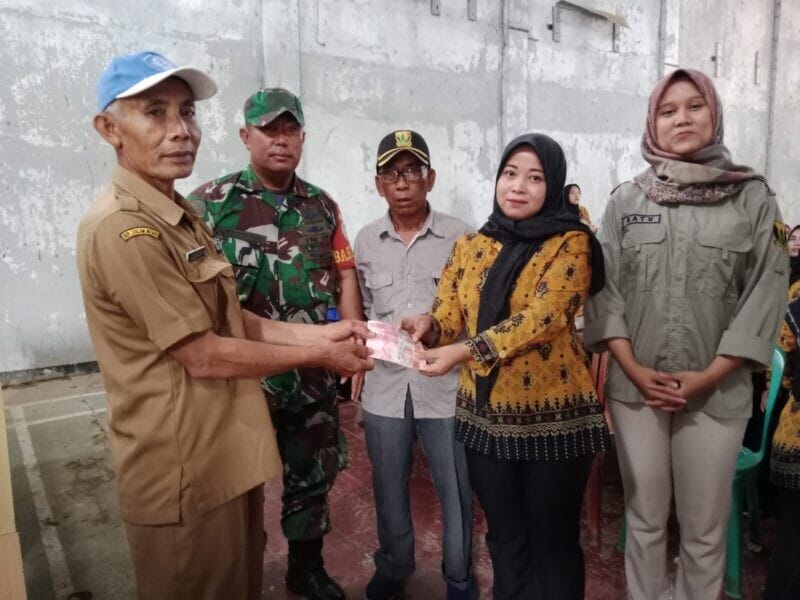 BABINSA KORAMIL 2215/CIEMAS DAMPINGI PENYALURAN BLT DD DI DESA TAMANJAYA 1 BABINSA KORAMIL 2215/CIEMAS DAMPINGI PENYALURAN BLT DD DI DESA TAMANJAYA