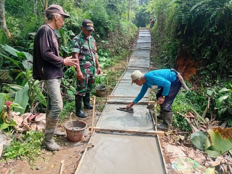 BABINSA KORAMIL 2206/PARAKANSALAK LAKSANAKAN KARYA BAKTI PENGECORAN JALAN DI DESA PARAKANSALAK 1 BABINSA KORAMIL 2206/PARAKANSALAK LAKSANAKAN KARYA BAKTI PENGECORAN JALAN DI DESA PARAKANSALAK