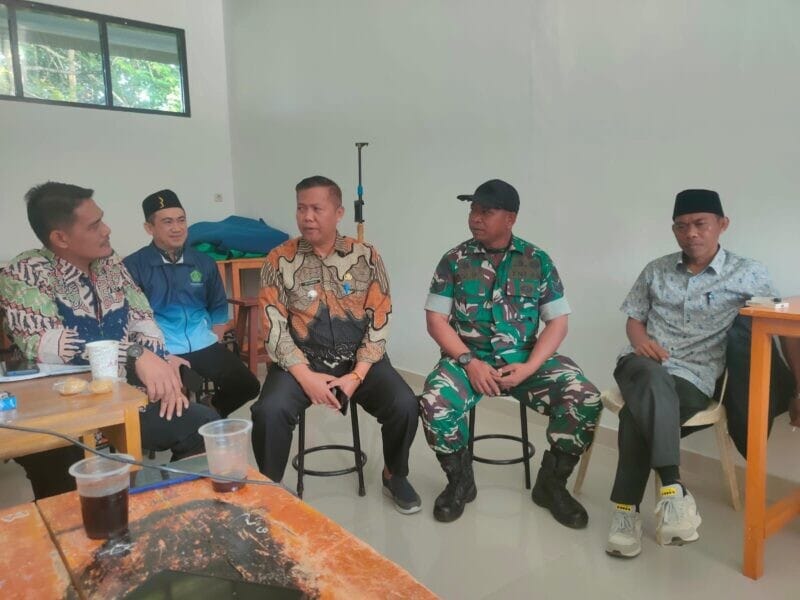 Bati Tuud Koramil 2209/Lengkong Laksanakan Komsos dengan Camat dan Kasi Pemerintahan Kecamatan Lengkong 1 Bati Tuud Koramil 2209/Lengkong Laksanakan Komsos dengan Camat dan Kasi Pemerintahan Kecamatan Lengkong