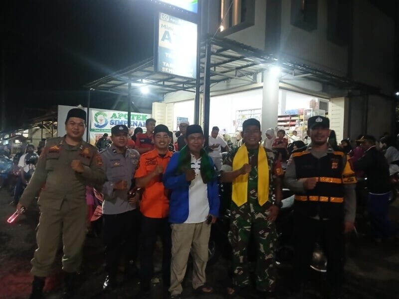 BABINSA KORAMIL 2202/PALABUHANRATU LAKSANAKAN PENGAMANAN KONVOI OBOR TAHUN BARU ISLAM 1 MUHARAM 1448 H DI DESA CIDADAP 1 BABINSA KORAMIL 2202/PALABUHANRATU LAKSANAKAN PENGAMANAN KONVOI OBOR TAHUN BARU ISLAM 1 MUHARAM 1448 H DI DESA CIDADAP