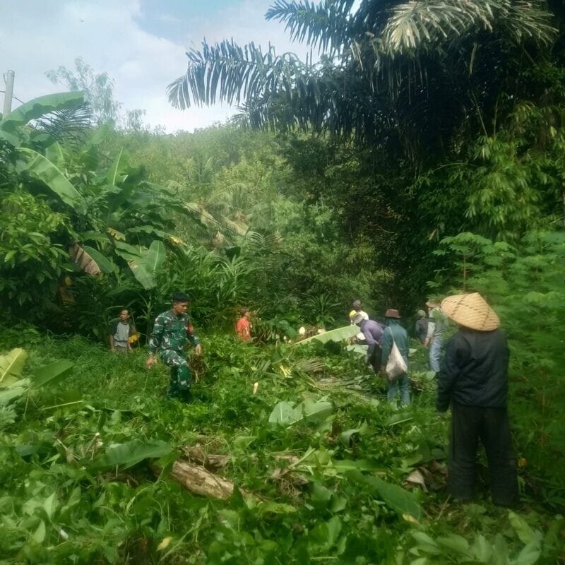 BABINSA KORAMIL 2212/TEGALBULEUD BERSAMA WARGA LAKSANAKAN KARYA BAKTI PEMBERSIHAN LAHAN PEMBANGUNAN JEMBATAN MERAH PUTIH 1 BABINSA KORAMIL 2212/TEGALBULEUD BERSAMA WARGA LAKSANAKAN KARYA BAKTI PEMBERSIHAN LAHAN PEMBANGUNAN JEMBATAN MERAH PUTIH