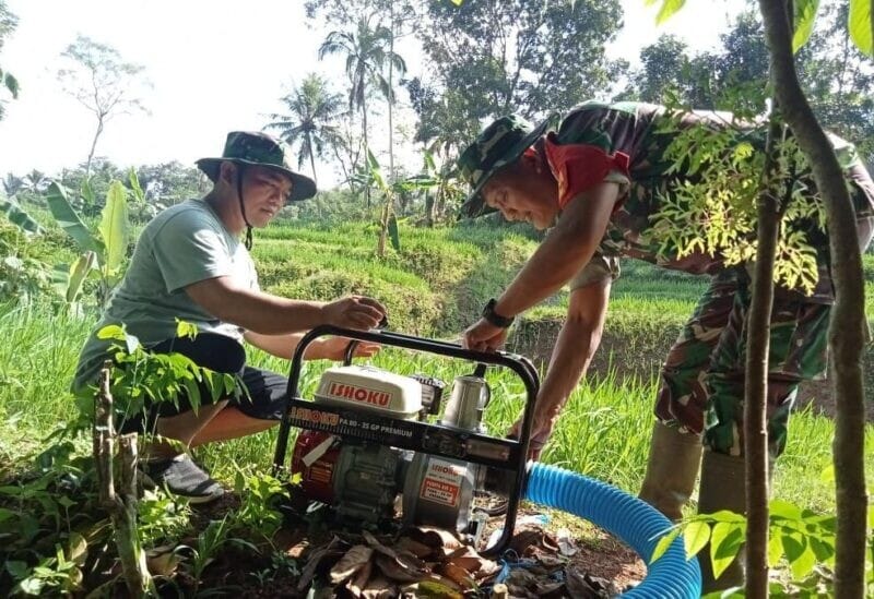 BABINSA KORAMIL 2207/JAMPANGTENGAH LAKSANAKAN PENGECEKAN POMPA AIR DI WILAYAH BINAAN 6