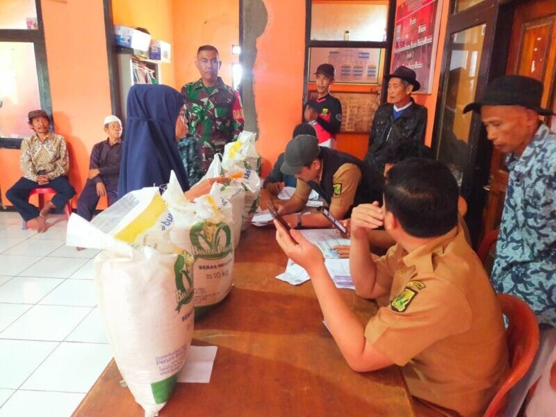 BABINSA KORAMIL 2211/SAGARANTEN LAKSANAKAN PENDAMPINGAN PENYALURAN BANTUAN BERAS DI DESA CIMENTENG 1 BABINSA KORAMIL 2211/SAGARANTEN LAKSANAKAN PENDAMPINGAN PENYALURAN BANTUAN BERAS DI DESA CIMENTENG