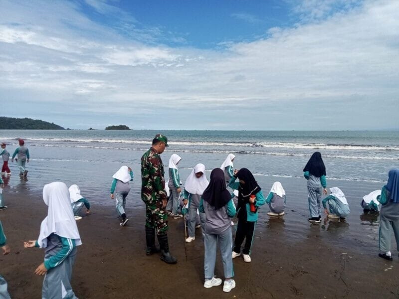 Babinsa Koramil 2215/Ciemas Laksanakan Monitoring Keamanan Wisata Pantai GIOPAKH Ciletuh Palampang 4